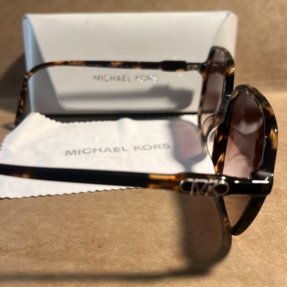 Mint condition- Michael Kors Square glasses - Picture 3 of 5